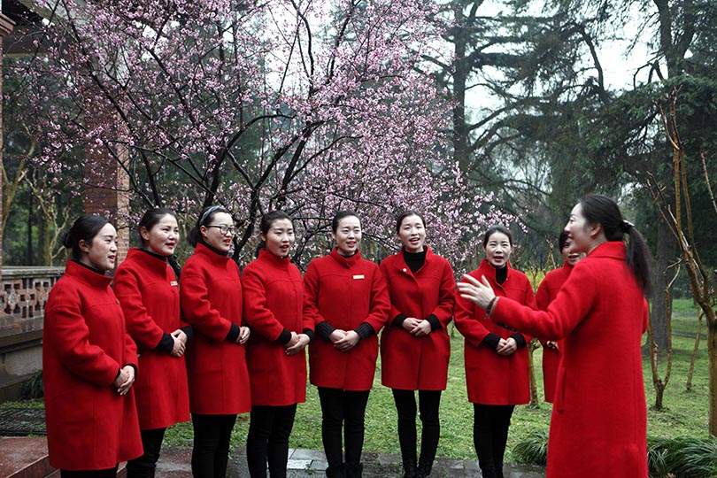 國家二級(jí)演員、揚(yáng)州市文化館社會(huì)工作中心主任周倩為船娘們培訓(xùn)揚(yáng)州小調(diào)